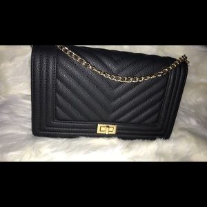 Shop our “Bella” handbag 🖤